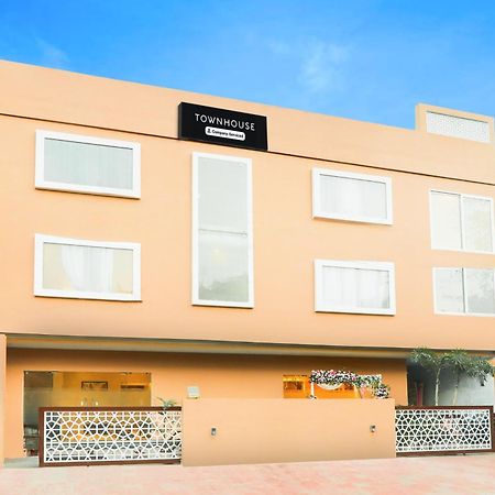Super Townhouse Viraj Khand Formerly Veridian Inn Chinhat Eksteriør bilde