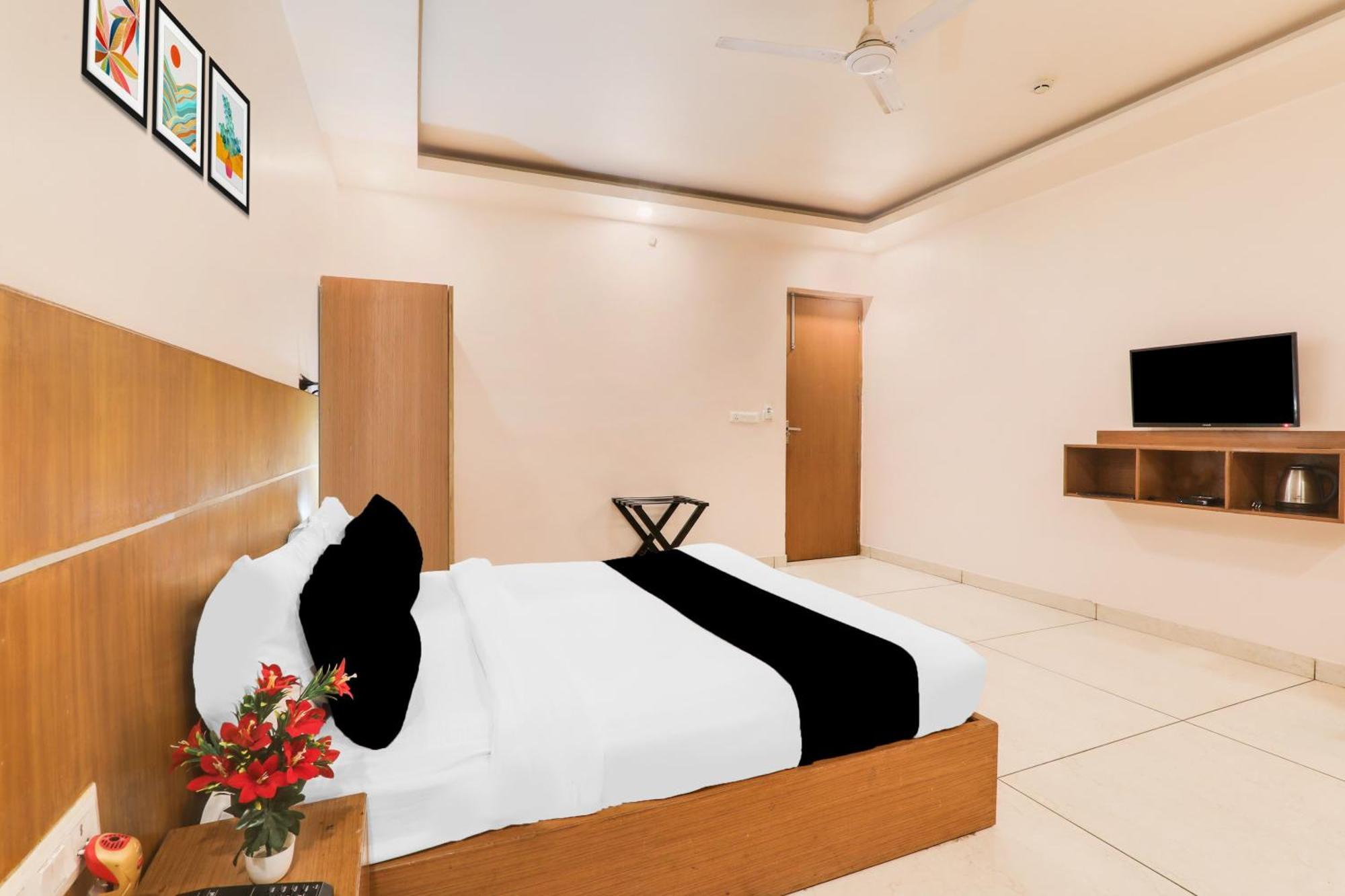 Super Townhouse Viraj Khand Formerly Veridian Inn Chinhat Eksteriør bilde