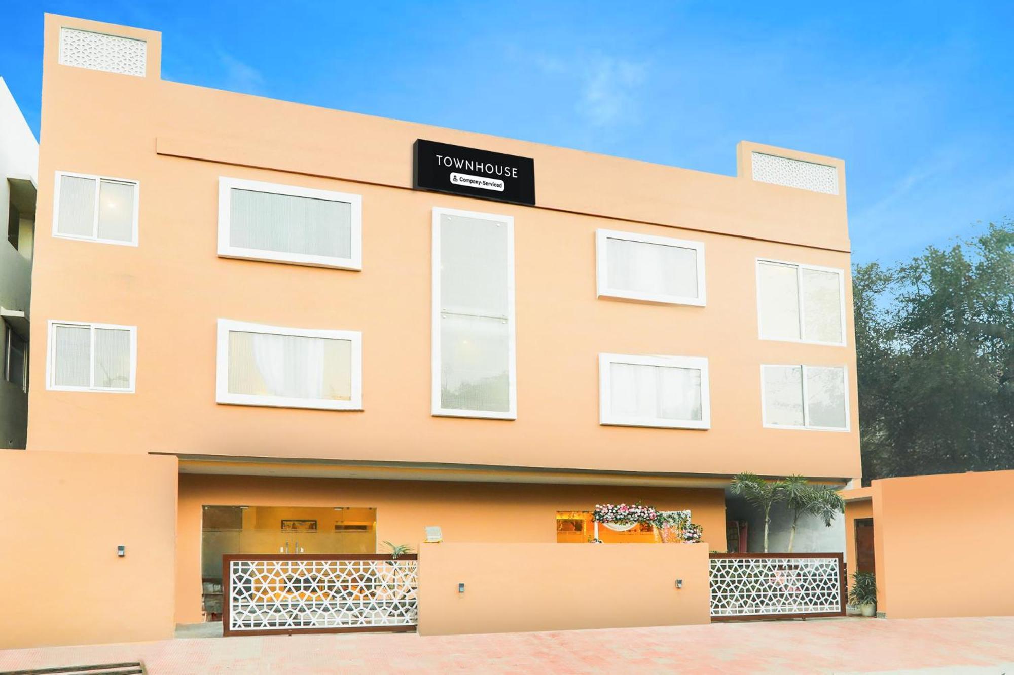 Super Townhouse Viraj Khand Formerly Veridian Inn Chinhat Eksteriør bilde