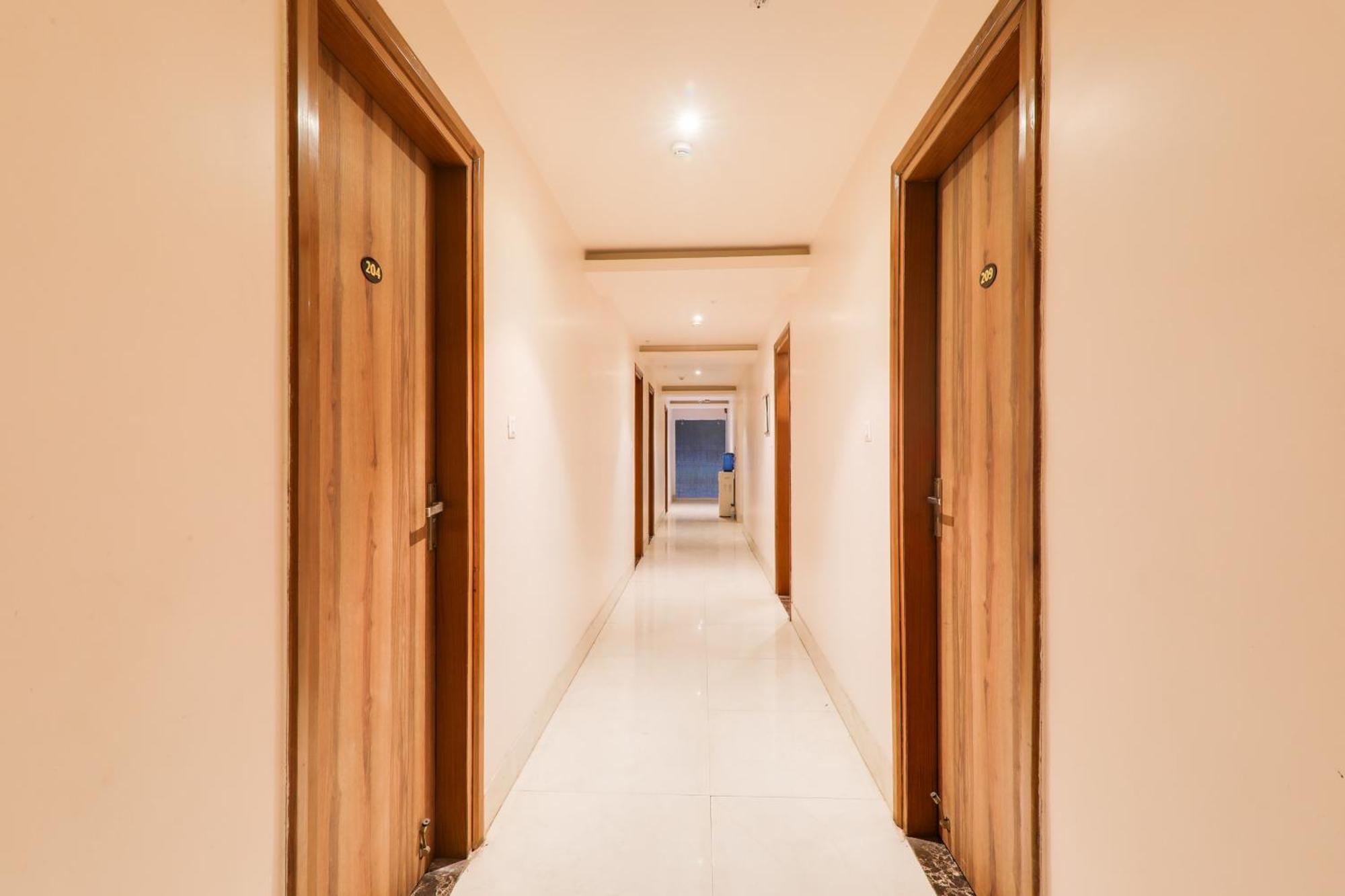 Super Townhouse Viraj Khand Formerly Veridian Inn Chinhat Eksteriør bilde