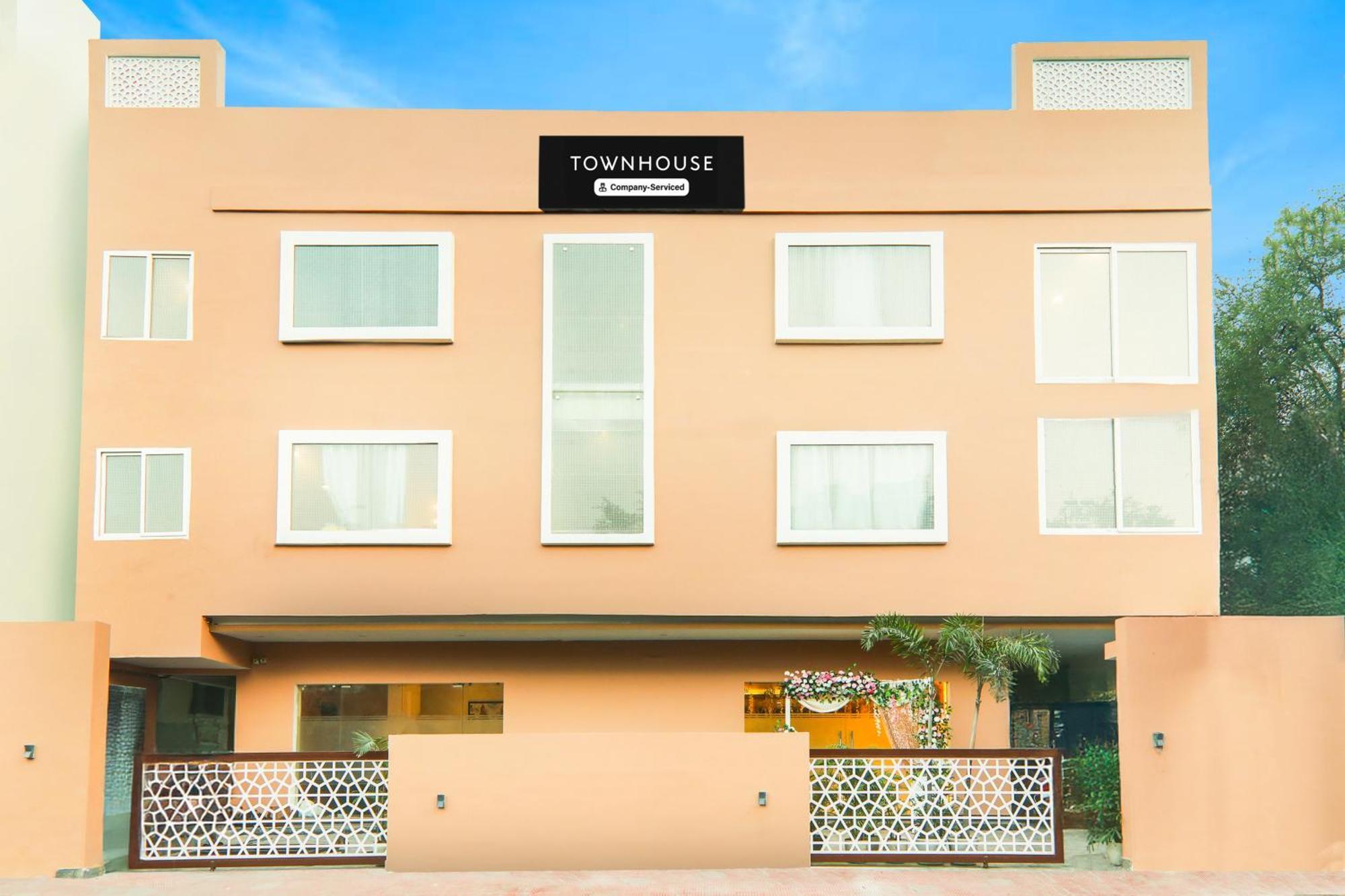Super Townhouse Viraj Khand Formerly Veridian Inn Chinhat Eksteriør bilde