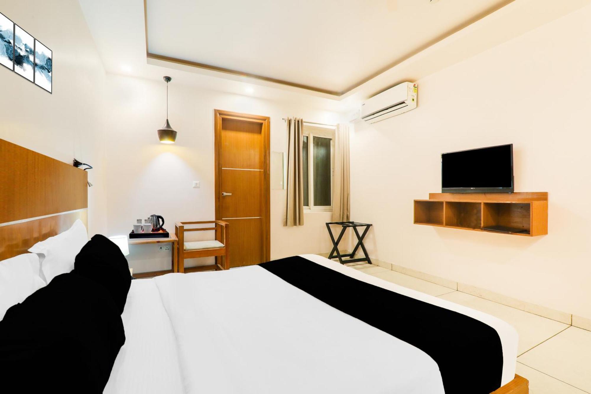 Super Townhouse Viraj Khand Formerly Veridian Inn Chinhat Eksteriør bilde