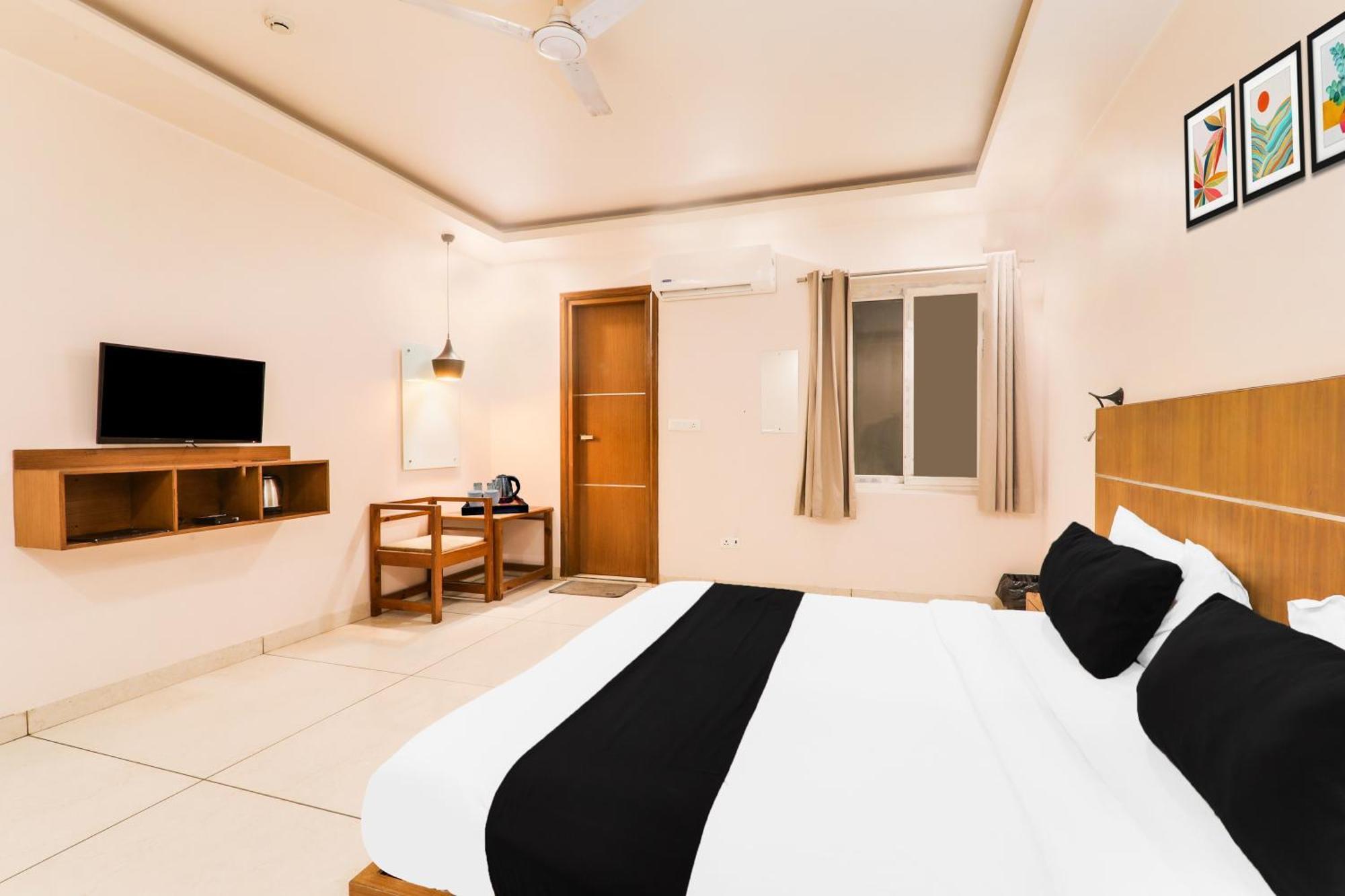 Super Townhouse Viraj Khand Formerly Veridian Inn Chinhat Eksteriør bilde